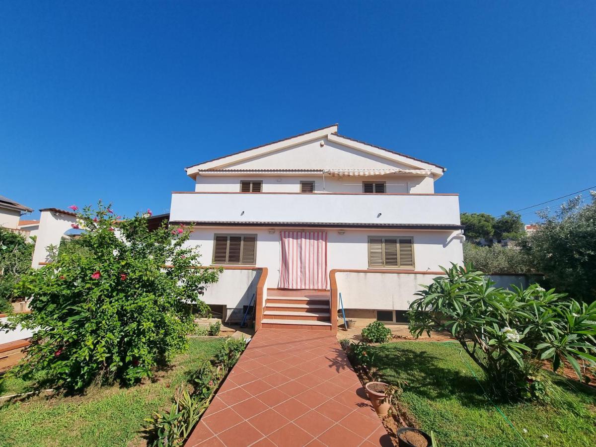 Villa Flora - With Sea View, 2 Minutes Walk To Beach ตรัปเปโต ภายนอก รูปภาพ
